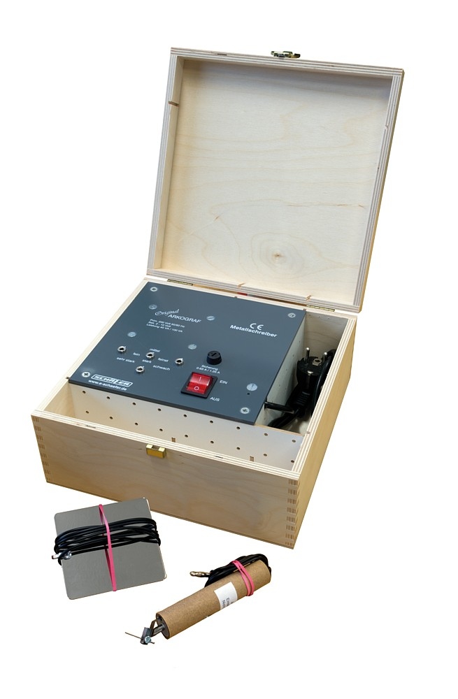 Máy khắc vòng cung điện Arkograf 700401 công suất 100 VA trong hộp gỗ